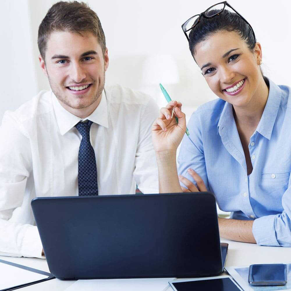 Contratar serviço de consultoria especializada em negócios digitais - consultores especializados trabalhando no escritório com notebook