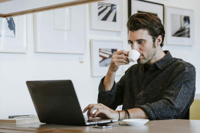 Como abrir uma empresa para afiliado digital - foto profissional de marketing de afiliados com notebook tomando chá