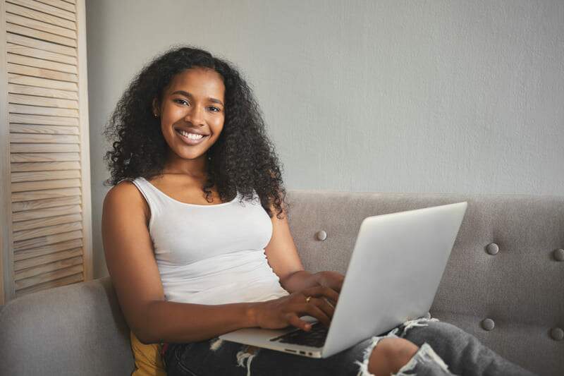 copywriter - foto de mulher negra empreendedora digital criando copy