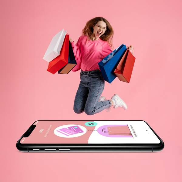 Lucro Real para e-commerce - imagem de empresária de comércio eletrônico feliz ao reduzir imposto em loja virtual