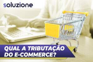 Regime tributário para E-commerce - imagem de empresário de comércio eletrônico no notebook feliz por escolher a tributação correta para sua loja virtual