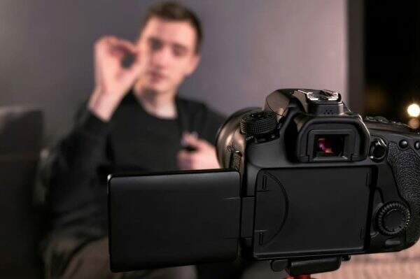 Como abrir uma empresa para Youtuber - foto youtuber gravando vídeo com câmera profissional para canal do Youtube