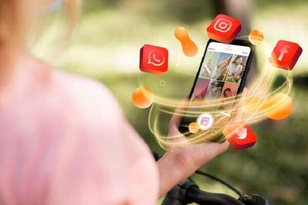 Social Media pode ser MEI - imagem de gestor de mídias sociais com o smartphone na mão